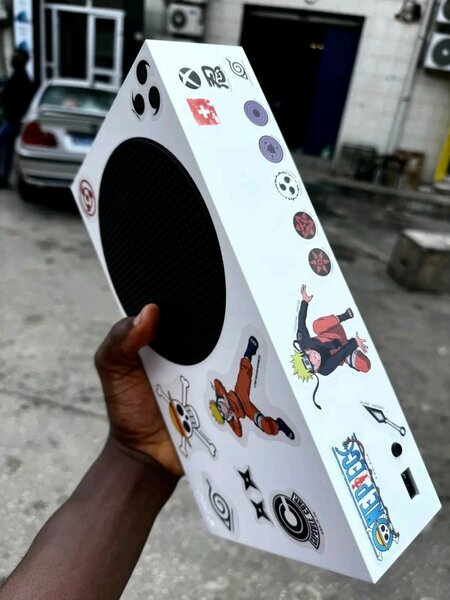 Console personnalisée avec stickers