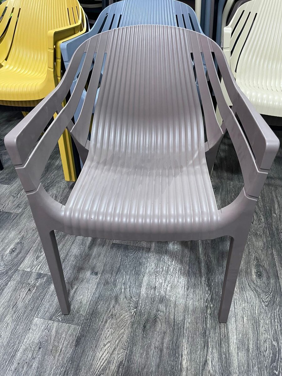 Chaise plastique empilable