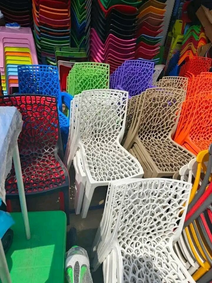 Chaises Empilables en Plastique