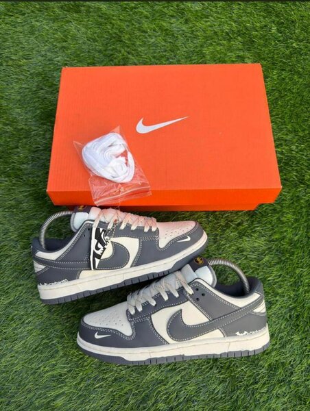 Chaussures Nike Dunk Low Gris