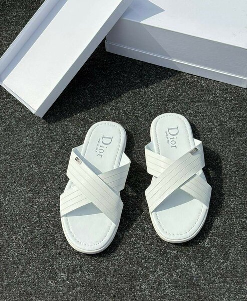 Sandales Dior blanches élégantes