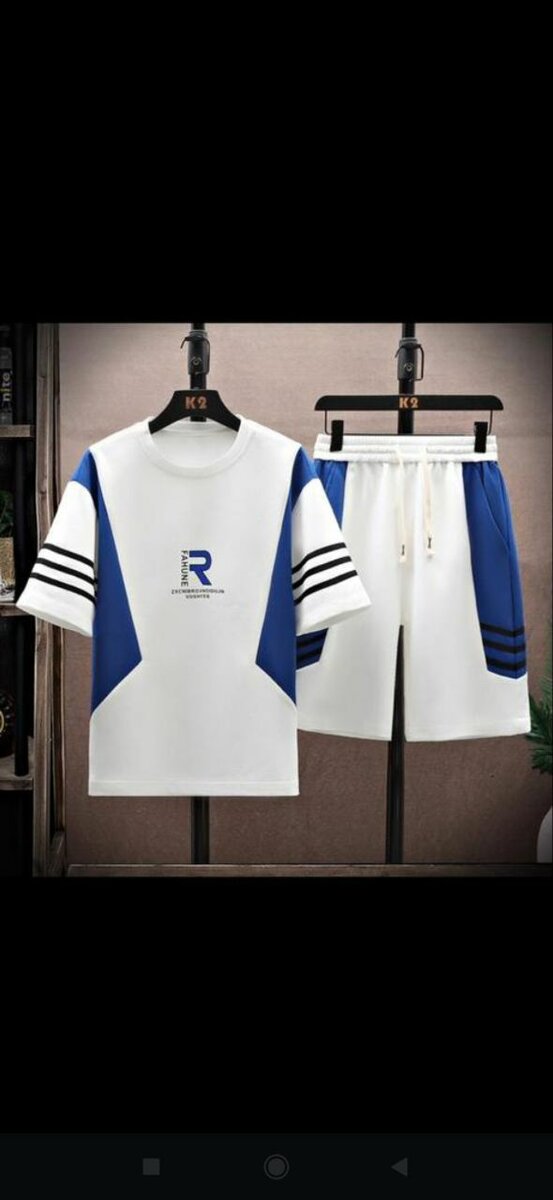 Ensemble sportif bleu et blanc