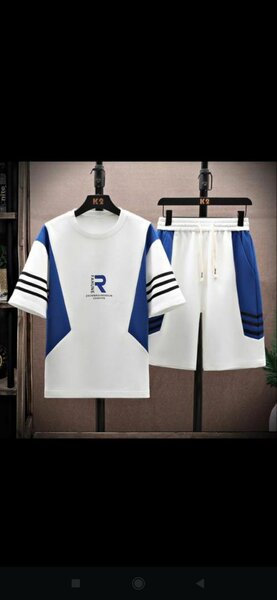 Ensemble sportif bleu et blanc