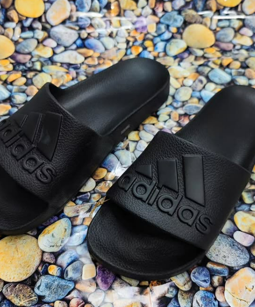 Adidas Adilette Aqua – это популярные мужские шлепки, которые идеально подходят для бассейна и повседневного использования.