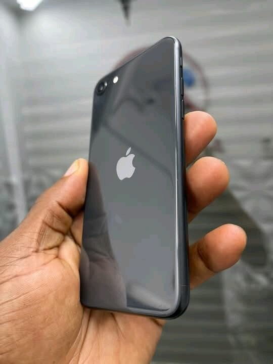 iPhone Noir Élégant 128Go