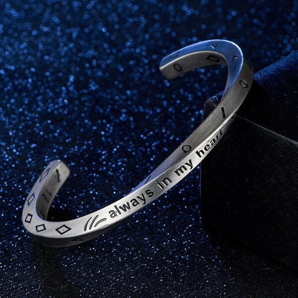 Bracelet en acier gravé élégant