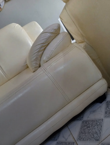 Canapé en cuir beige élégant
