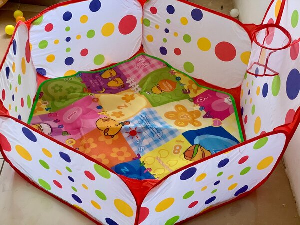 Playpen & balls