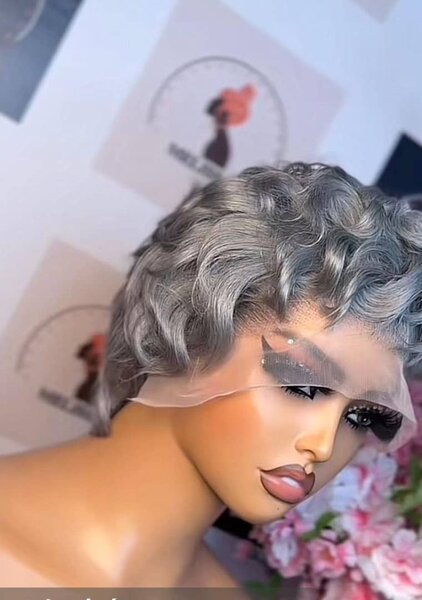 Perruque en dentelle colorée