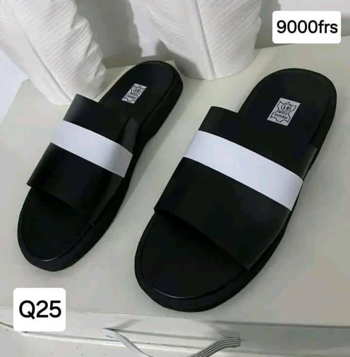 Claquettes noires élégantes