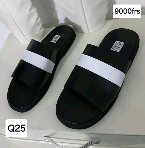 Claquettes noires élégantes