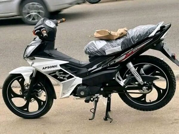 APSONIC moto 125 noir et blanc