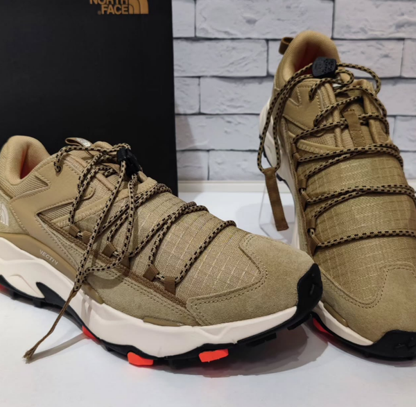 ✅Мужские кроссовки VECTIV™ Taraval Tech, созданные для повседневного ношения в городе и за его пределами, сочетают в себе технологичные скоростные шнурки и яркие цвета, что делает их эффектными. Верх выполнен из комбинации замши и сетки. Прочная лямка в области пятки и специальные шнурки для быстрого надевания и снятия.