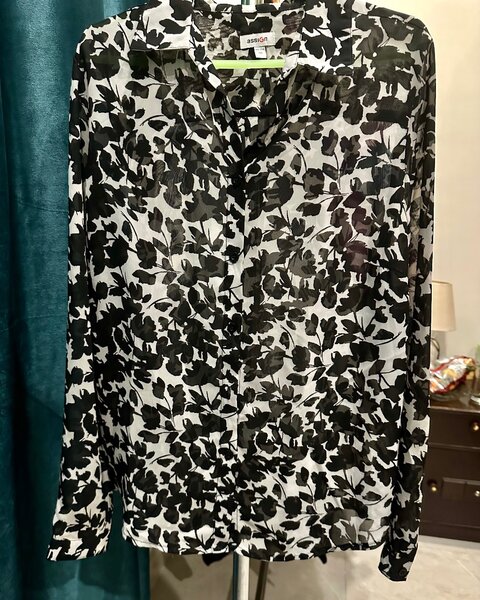 Blk/white shirt