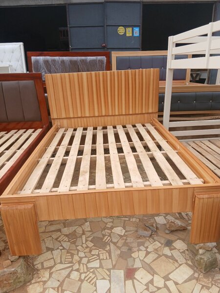 Cadre de lit en bois solide