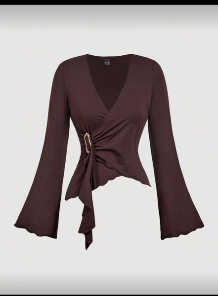 Chemise cintrée avec boucle dorée