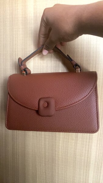 Sac à main en cuir marron élégant