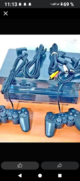 Console de jeu avec manettes