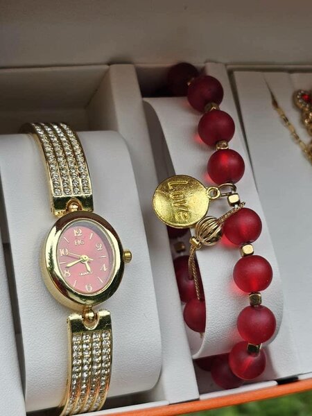 Montre femme élégante dorée