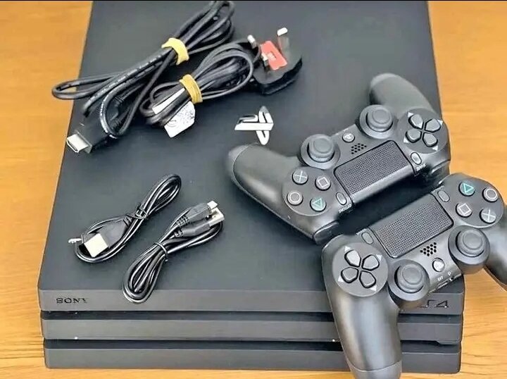 PlayStation 4 avec manettes