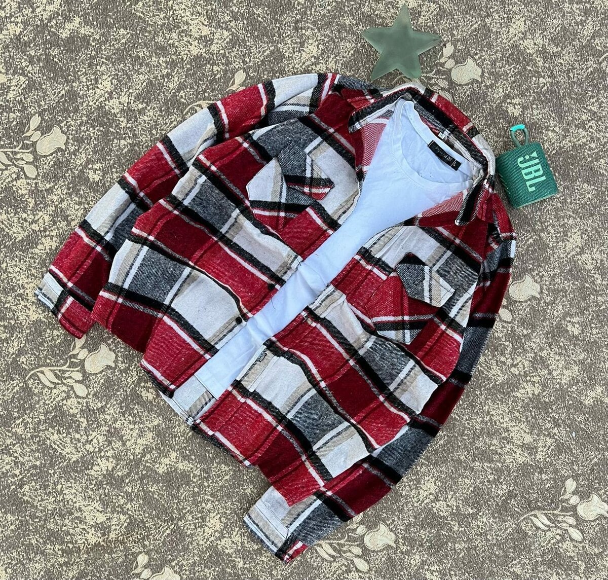 Stylish men's shirt with long sleeves