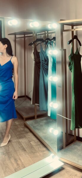 Платье с вырезом на лямках