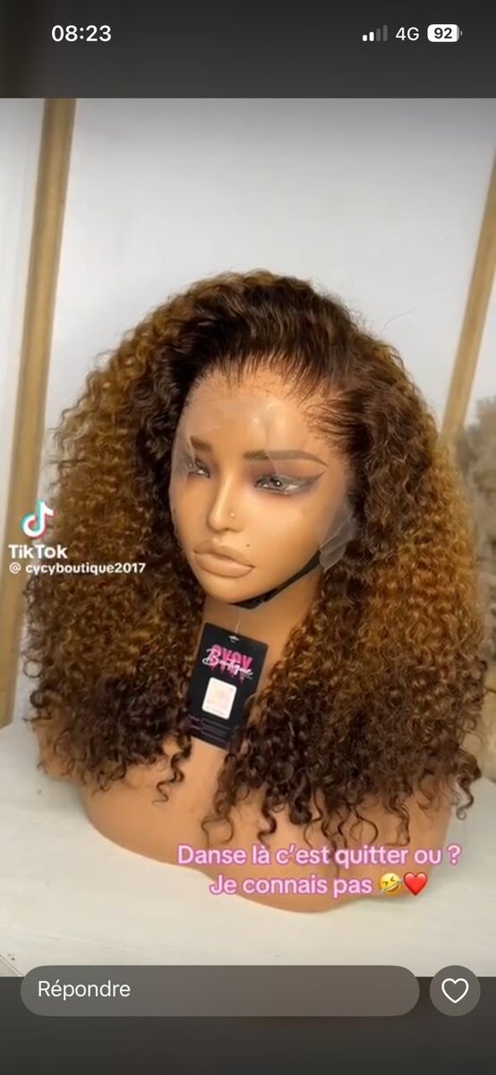 Perruque en dentelle ondulée