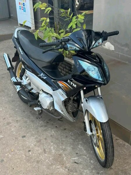 Moto KTM X4 noire et argent