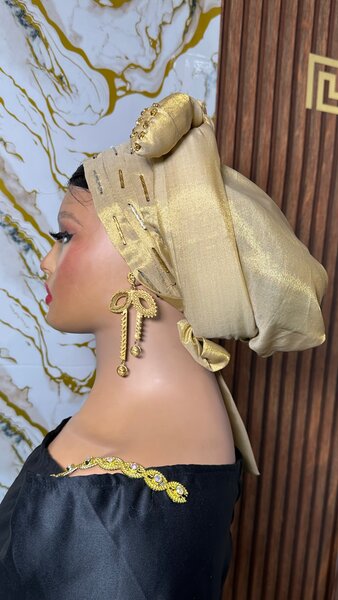 Turban doré élégant