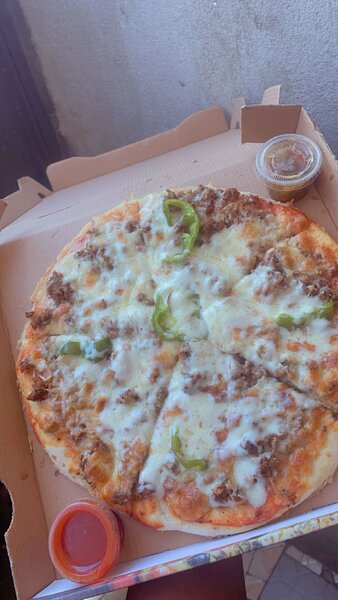 Pizza au fromage et viande épicée