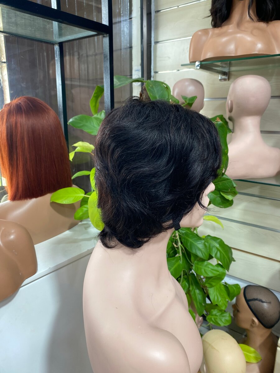 Perruque courte ondulée noire