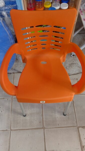 Chaise en plastique orange