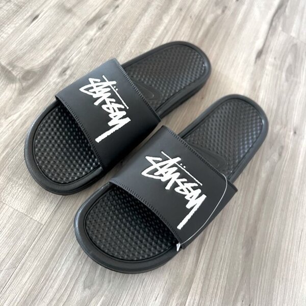 Claquettes Nike tendance multicolores