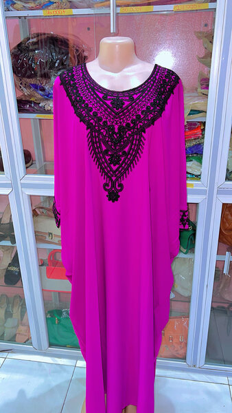 Robe caftan magenta brodée