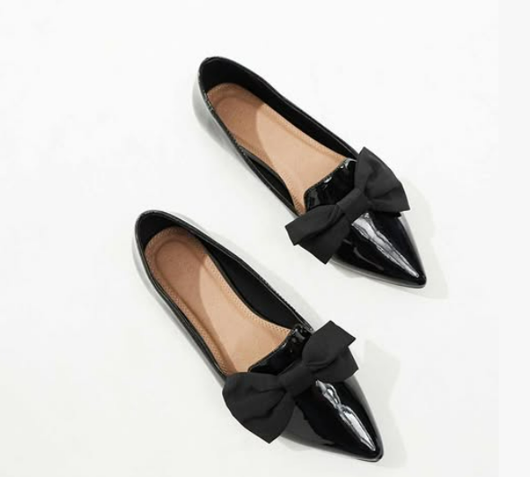 Pointed black flats