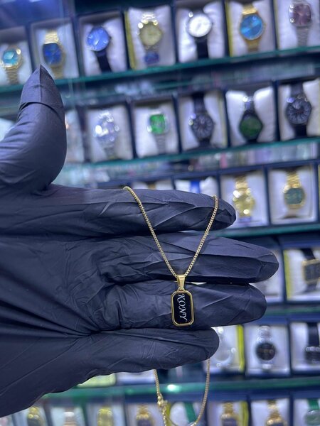 Collier Pendentif Noir et Or