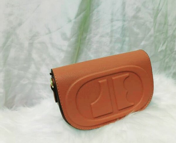 Élégante pochette en cuir