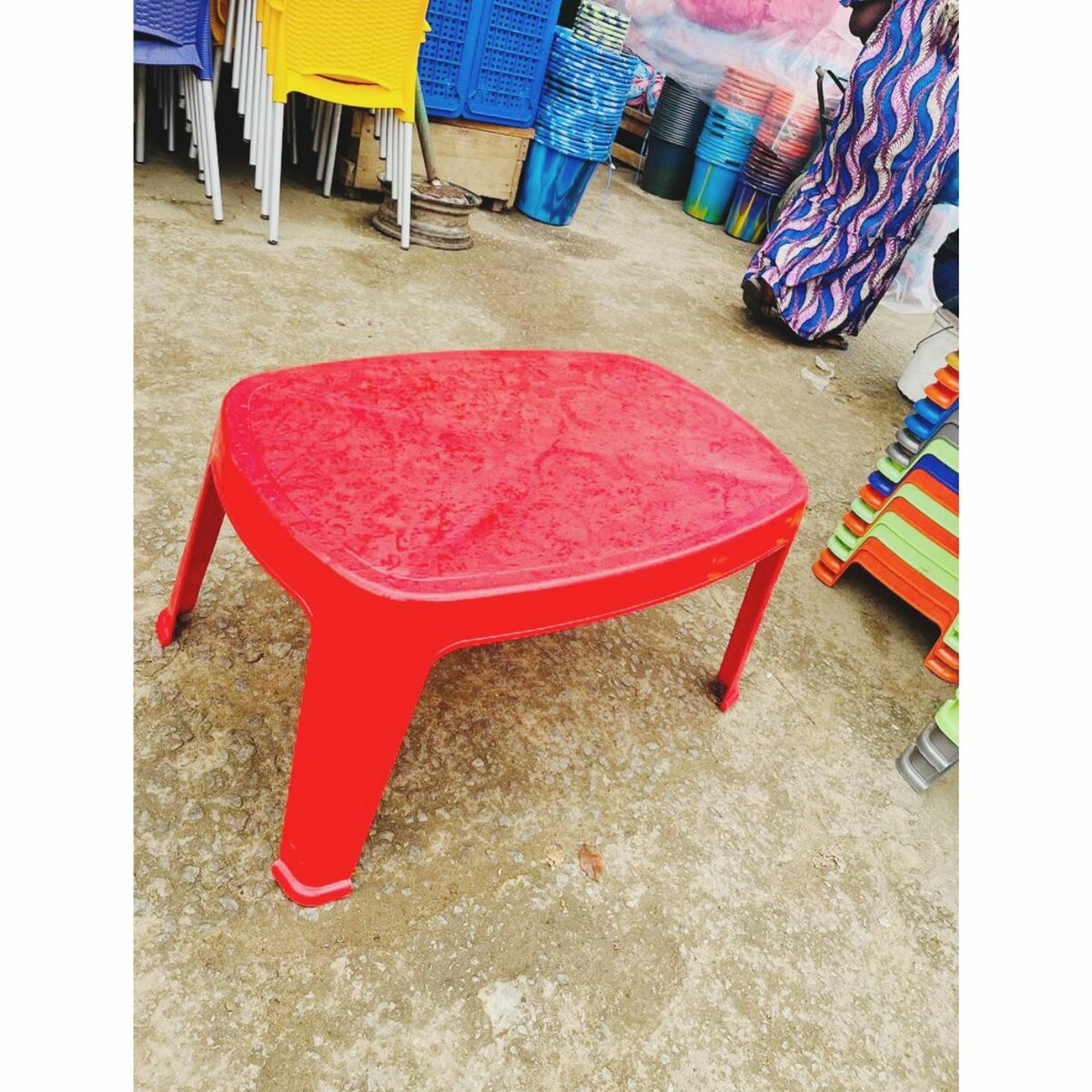 Table basse en plastique rouge