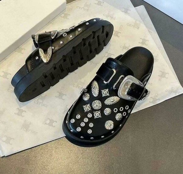 Sabots en cuir cloutés