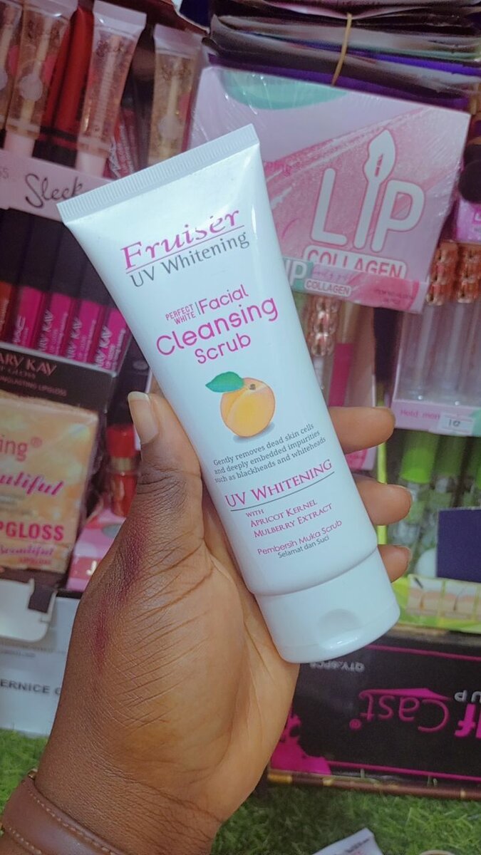 Fruisër UV Whitening facial cleansing scrub
