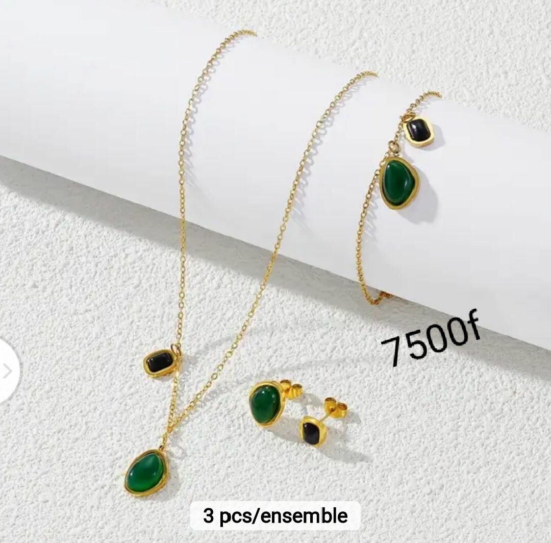 Ensemble de bijoux dorés élégants