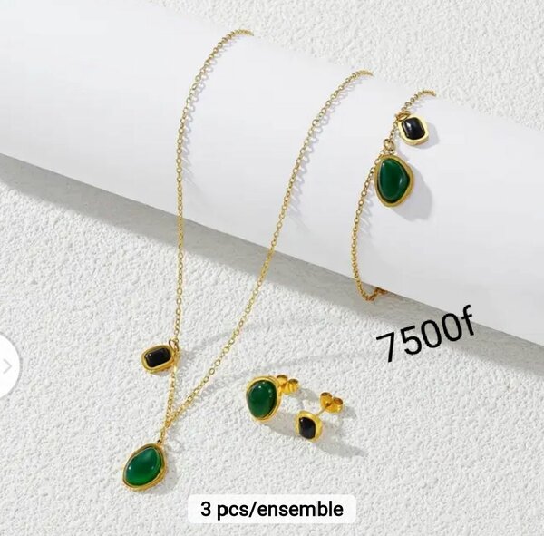 Ensemble de bijoux dorés élégants