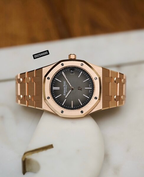 Luxury Gold Wristwatch