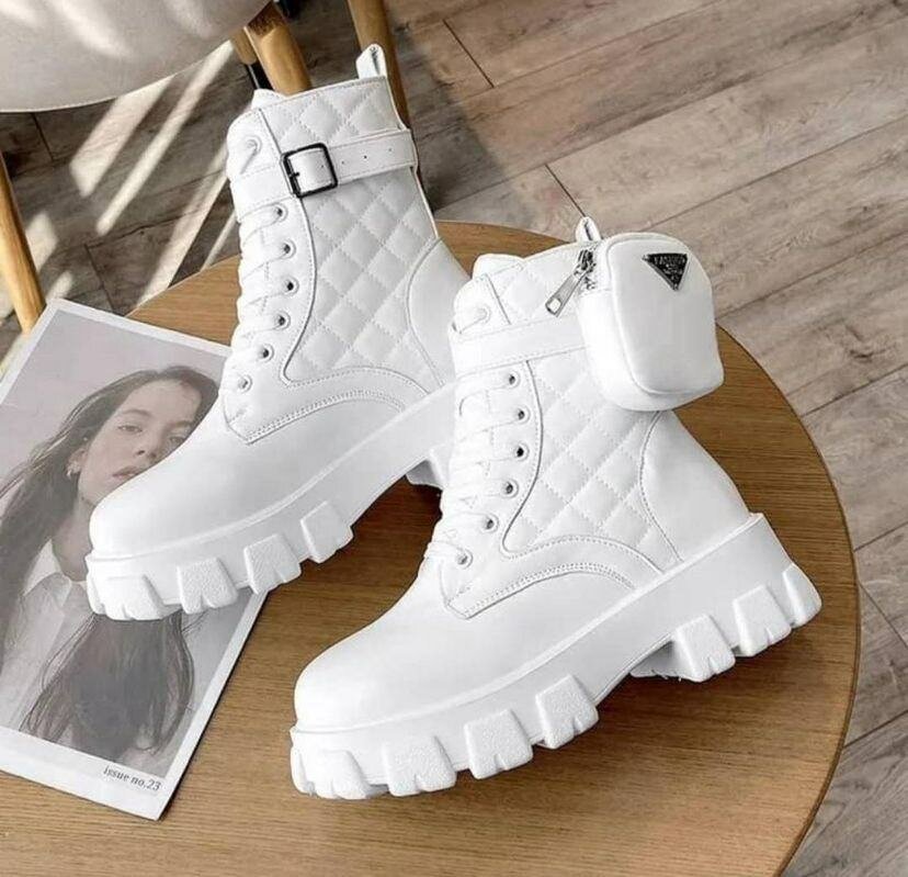 Bottes blanches avec pochette