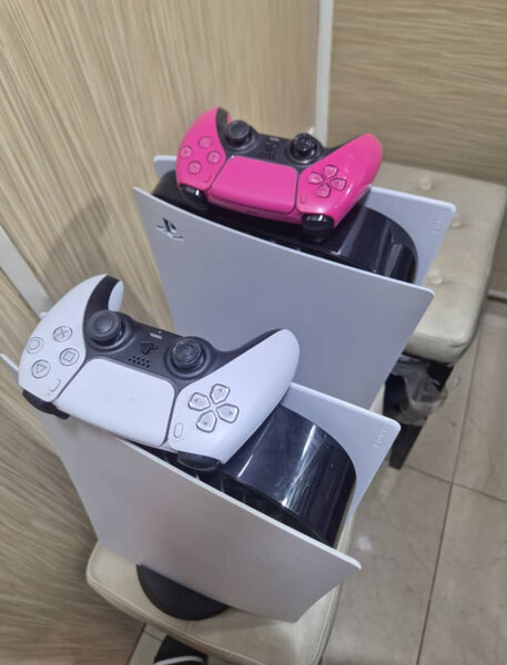 Console de jeu PS5 avec manettes