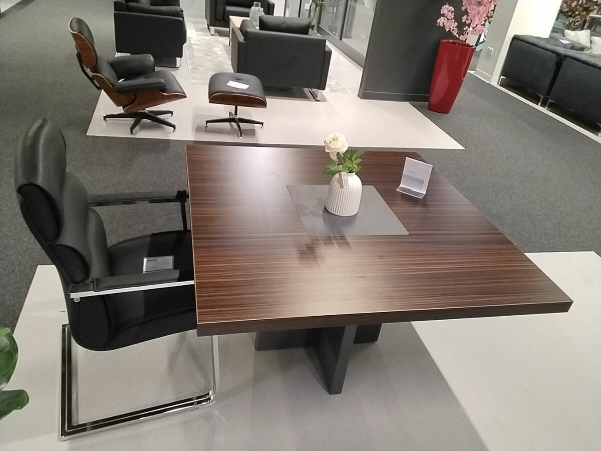 Apex Meeting Table