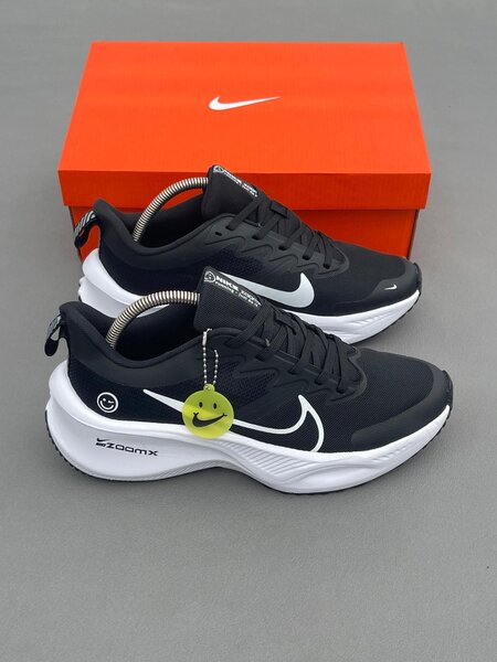 Chaussures de sport noires Zoom