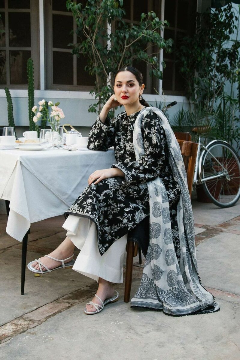 3 pcs women's unstitched Lawn suit