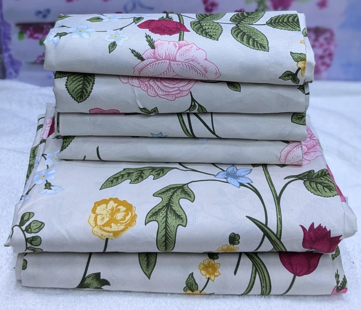 set includes 2 bedsheets and 4 pillowcases