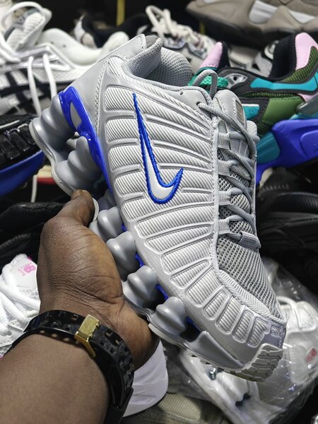 Baskets sport Nike grises